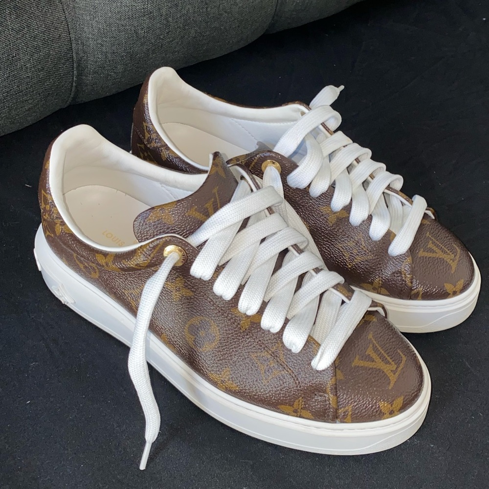 Louis Vuitton 2021 sneakers comes with box and bag